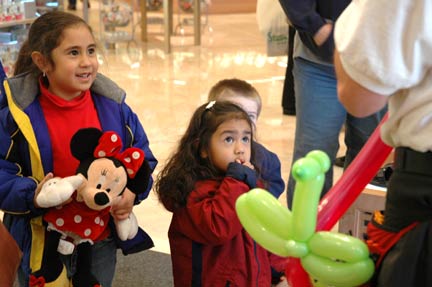 Balloon man entertains kids